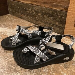 Chaco Z2 Classic Trine Bow/Black and White Chevron - Women’s Size 6
